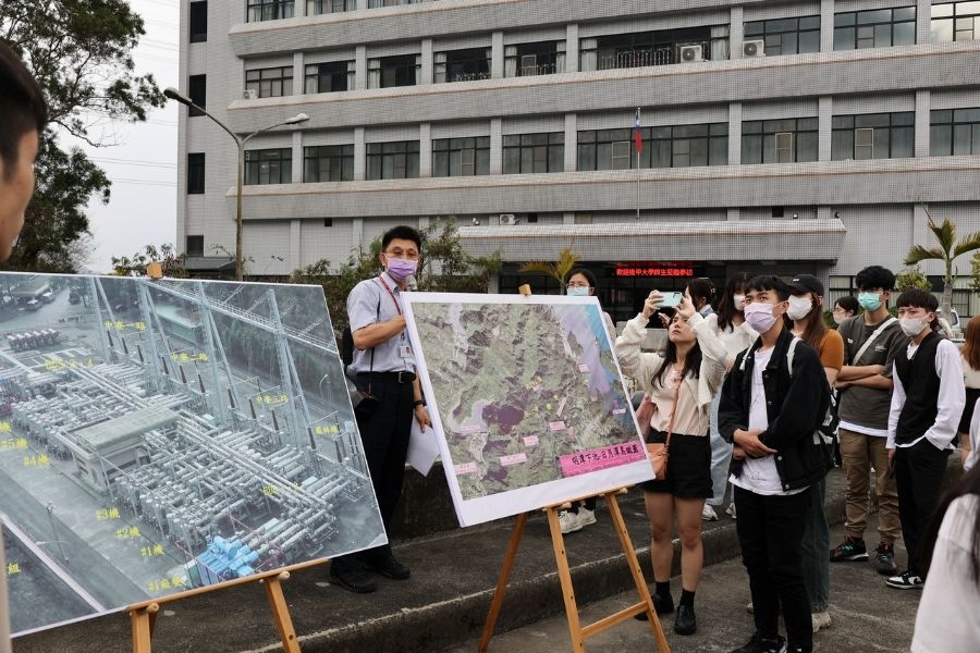 台灣電力股份有限公司發電處鄭天德處長、簡進興副處長，講解台電淨零排放策略規劃，並帶領學生至台電明潭廠及大觀廠解說水力發電營運模式，近距離觀察和體驗企業的實際運作情況。