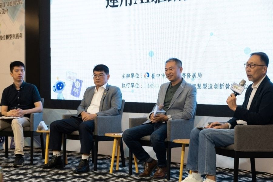 由右至左依序為：逢甲大學台灣智慧製造創新營運中心佘日新主任、華勝自動化有限公司陳長明總經理、東星機械（股）公司唐進吉總經理、巨彰有限公司陳躍今特助，共同分享課程心得。